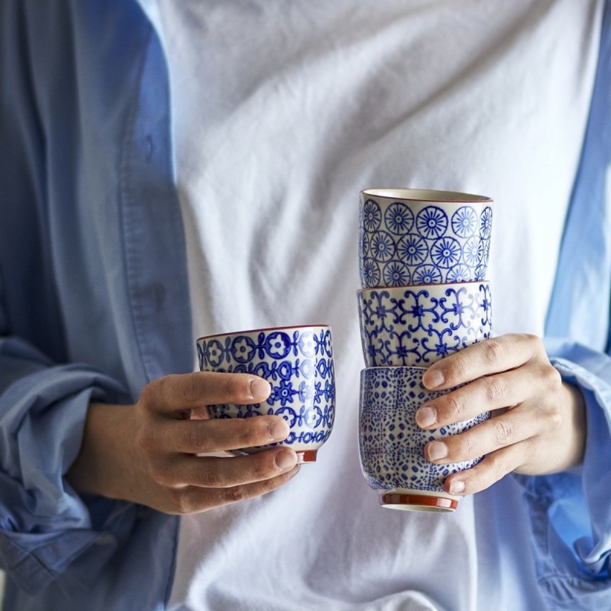 Tasses grès motif floral  Karine Set de 4 bleu, BLOOMINGVILLE