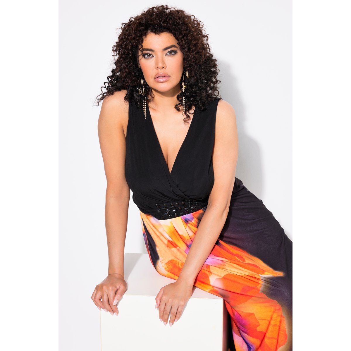 Robe maxi sans manches. Motif fleurs XL. noir, ULLA POPKEN