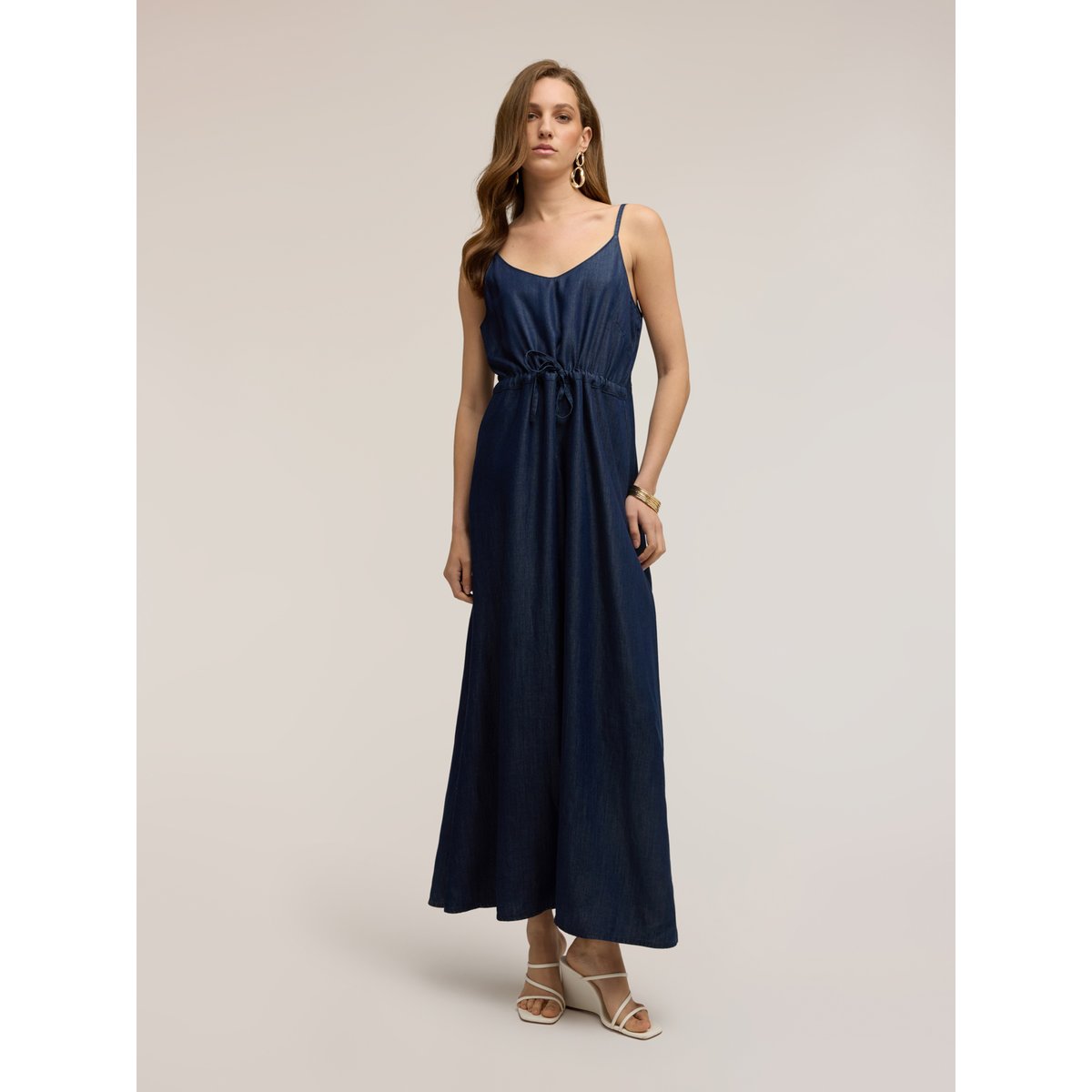 Robe longue bleu, MOTIVI