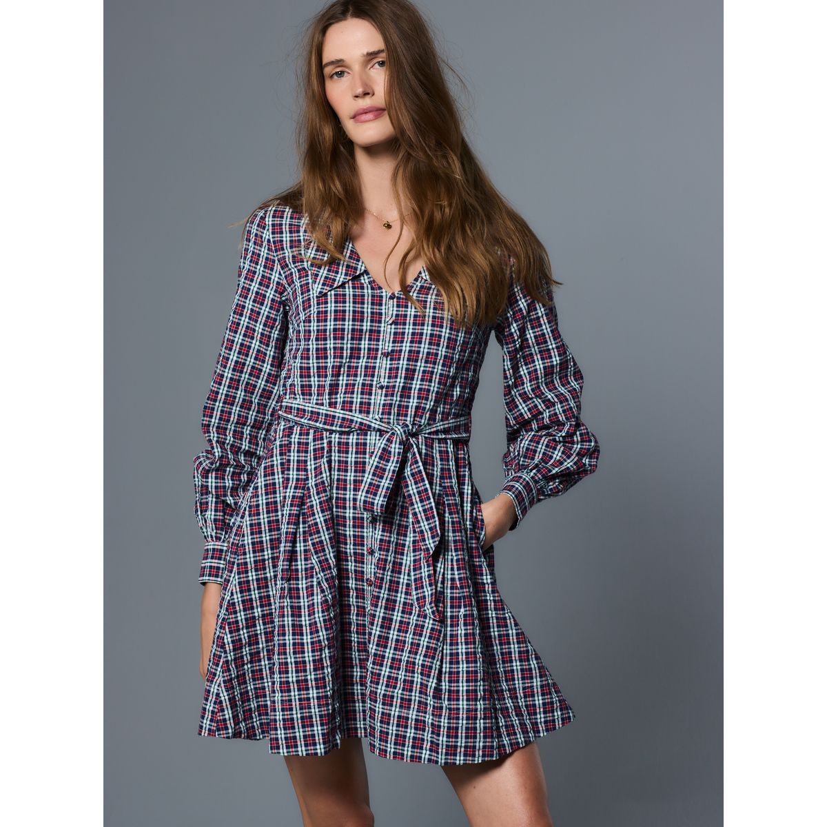 Robe chemise avec col et manches longues bleu marine/rouge à carreaux, NEXT