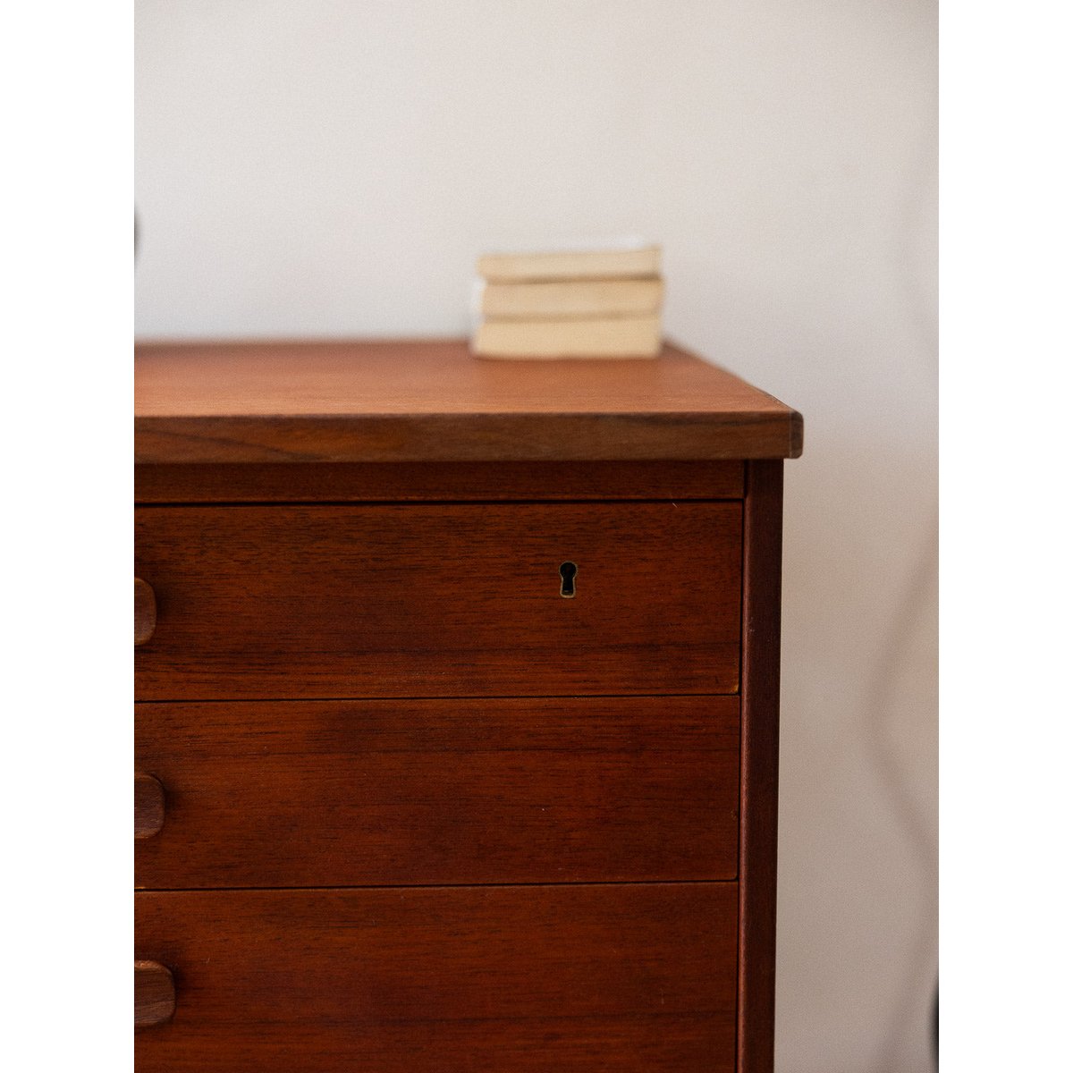 Petite commode bois Olga N°1059 - Bon état bois foncé, DEBONGOUT