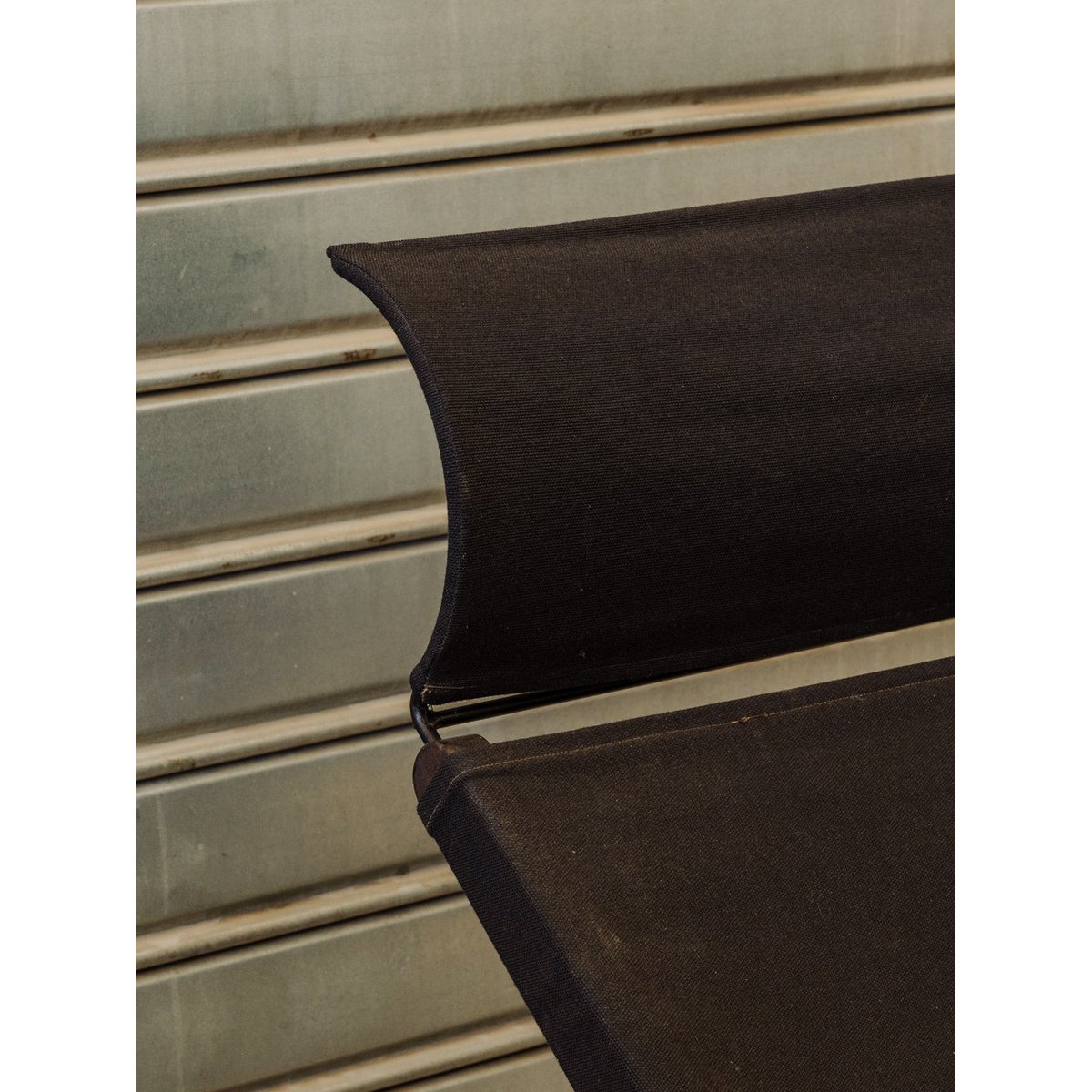 Chaise transat en bois et tissu noir Alma N°2121 - Bon état noir, DEBONGOUT