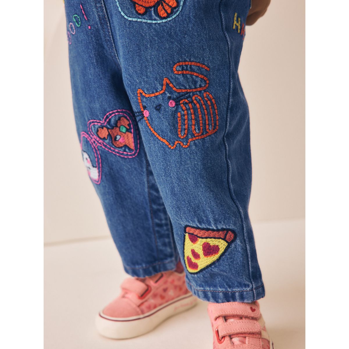 Ensemble salopette en jean rayures bleues et roses brodées, NEXT