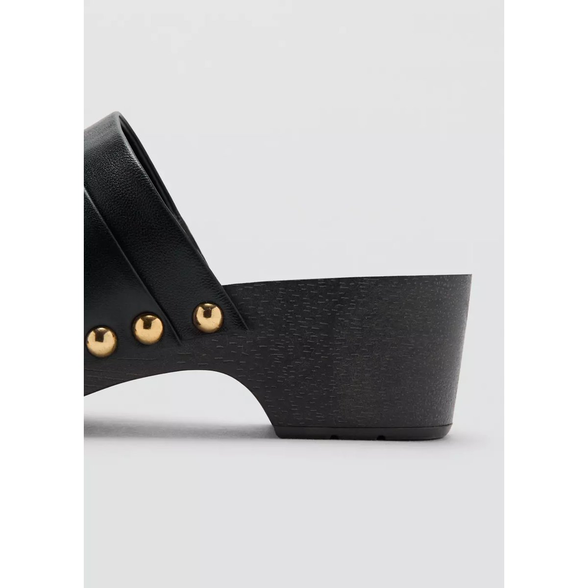 Sabots cloutés cuir noir, MANGO