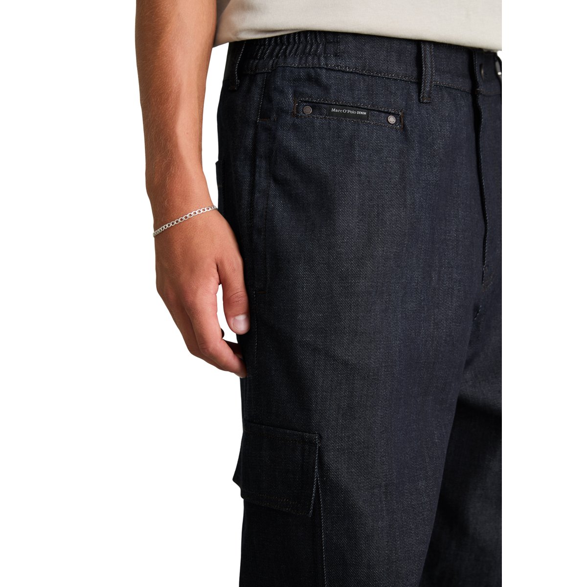 Jean cargo modèle Isak, coupe large, fuselée et raccourcie réalisé avec Orange Fiber bleu, MARC O’POLO DENIM