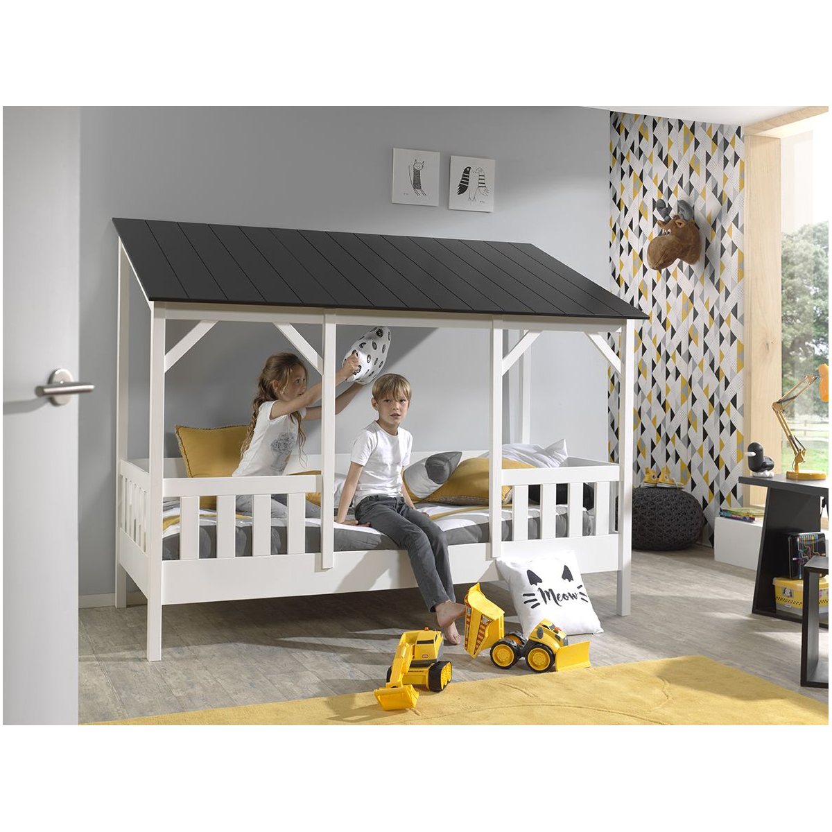 MALIA Lit cabane 90x200 avec toit noir + sommier + Matelas couleur unique, VIPACK