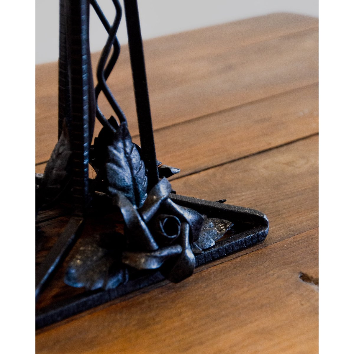 Lampe Daum en fer forgé et pâte de verre Julia N°930 - Bon état noir, DEBONGOUT