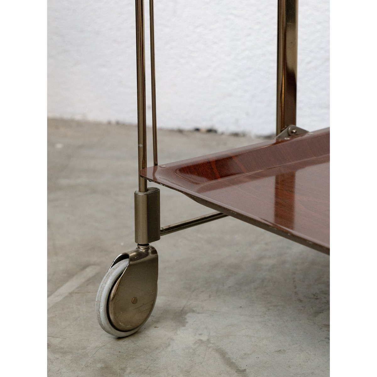 Desserte à roulettes pliante en formica Anouk N°425 - Bon état bois foncé, DEBONGOUT