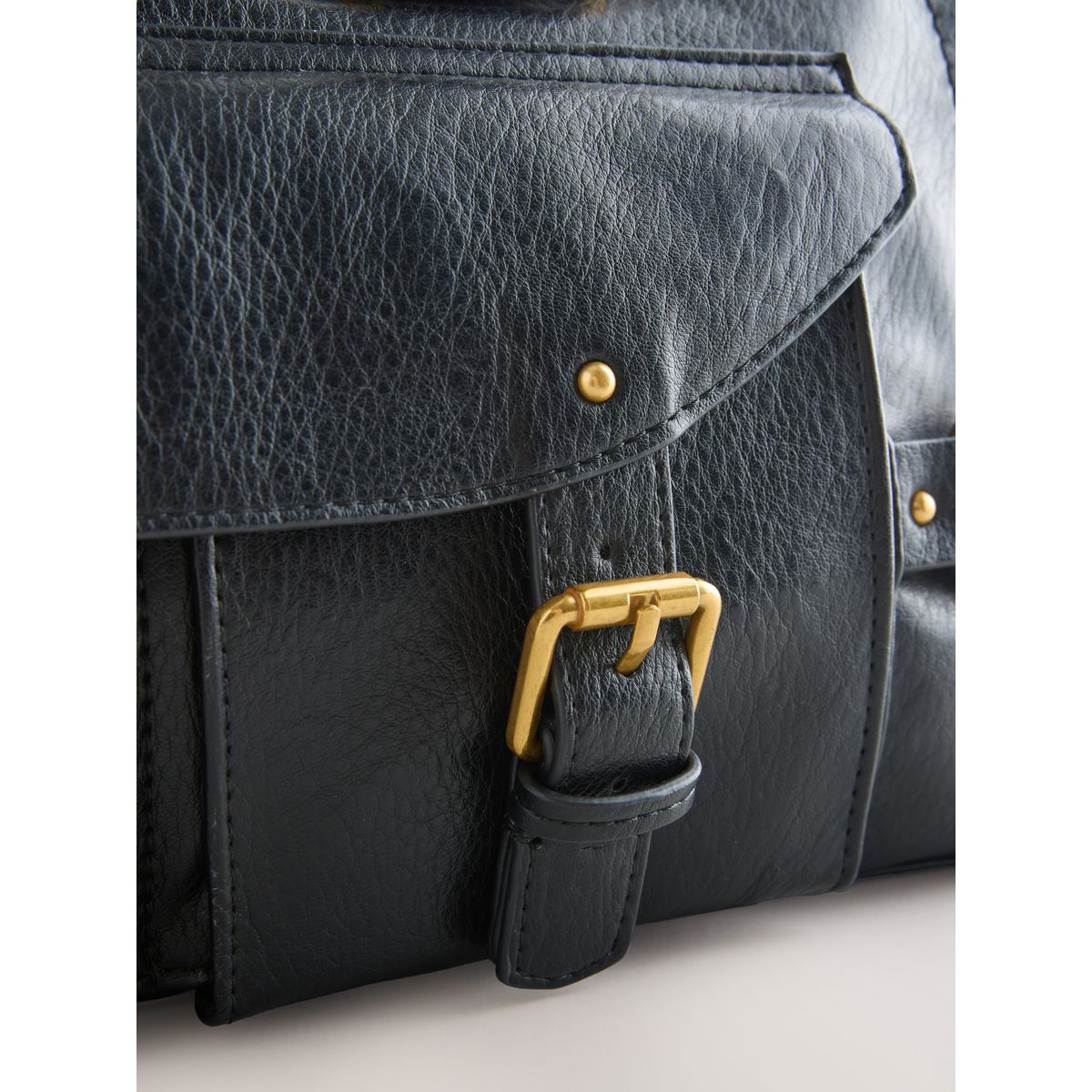 Sac à main avec boucle et breloques noir, NEXT