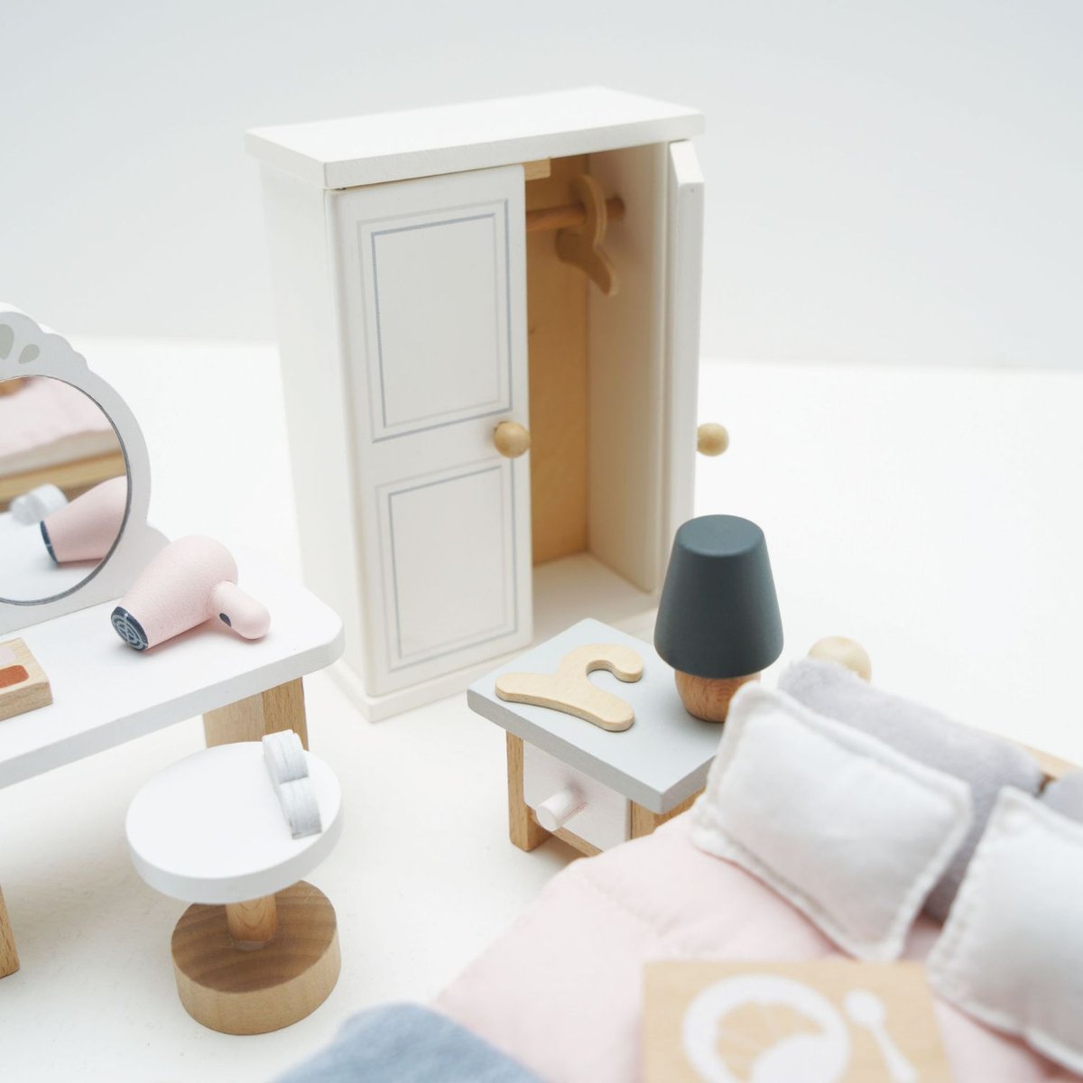 Chambre des parents pour maison de poupée blanc, bleu, beige, LE TOY VAN
