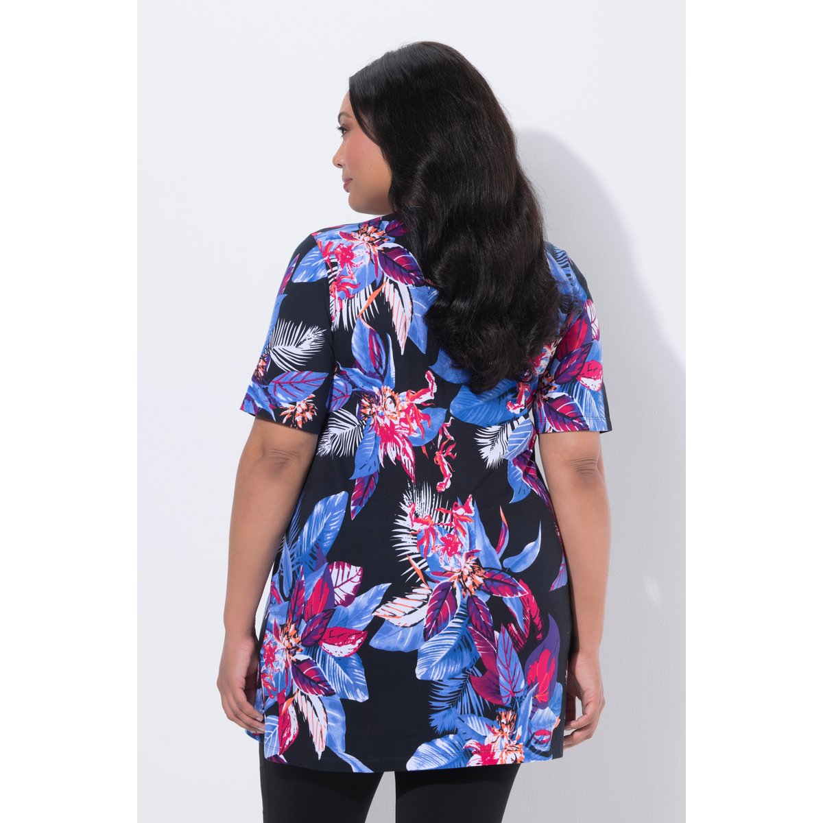 T-shirt long dans un imprimé à fleurs noir, ULLA POPKEN