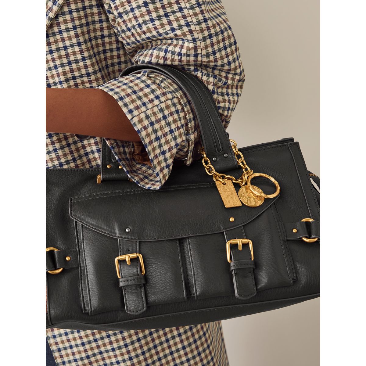Sac à main avec boucle et breloques noir, NEXT