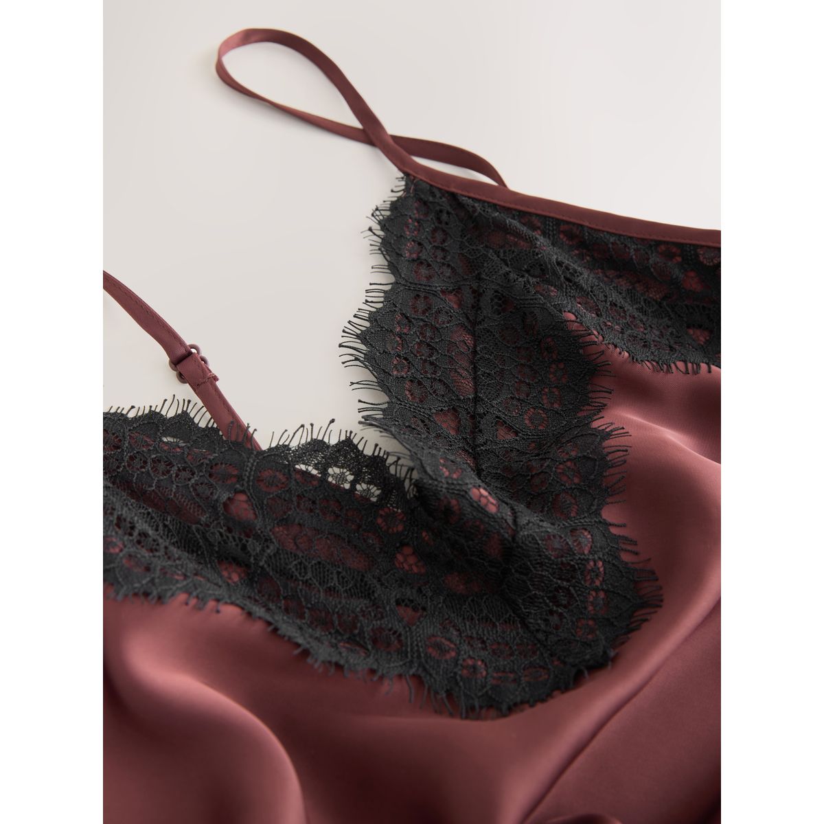 Robe caraco mi-longue en satin à dentelle marron chocolat, NEXT