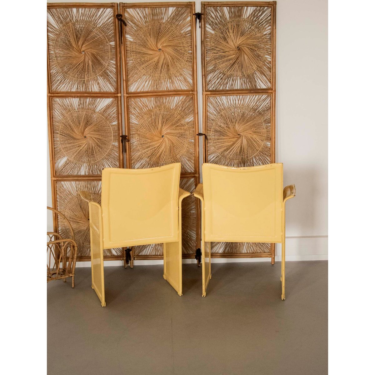 Paire de fauteuils en cuir crème Jakob N°1241 - Bon état crème, DEBONGOUT