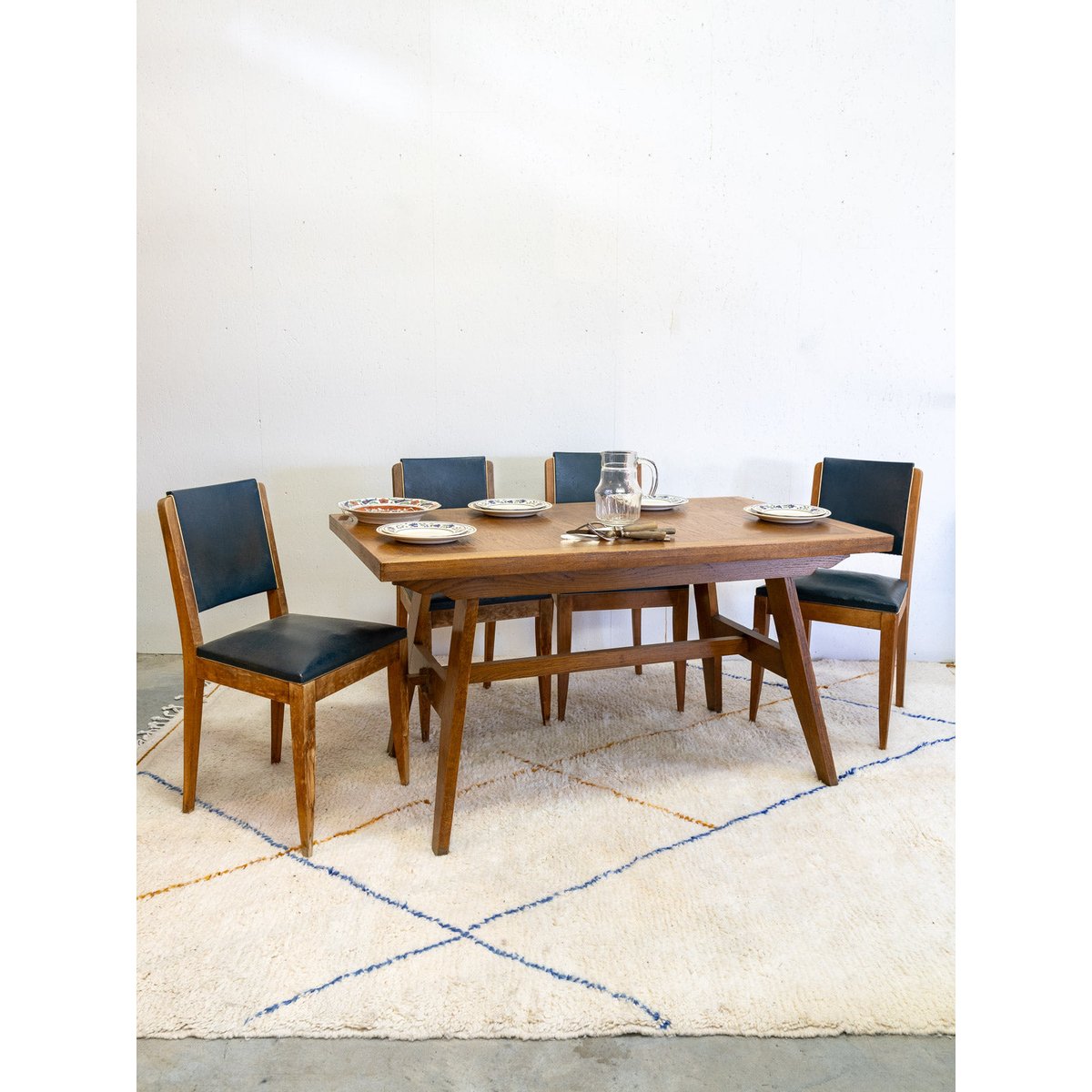 Table à manger en bois Karla N°1047 - Bon état bois foncé, DEBONGOUT