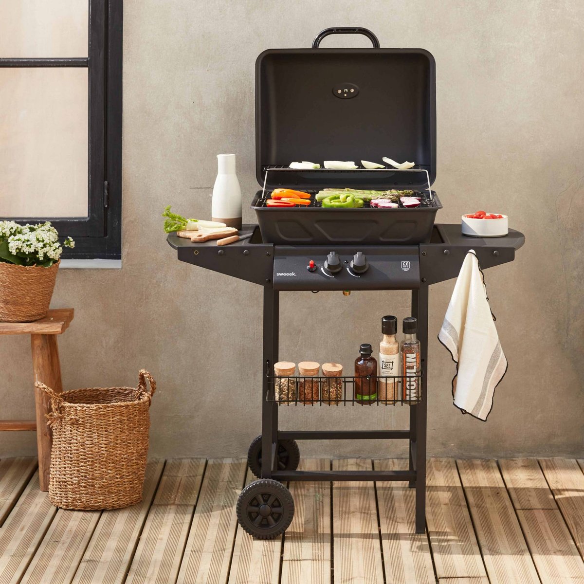 Barbecue gaz 2 brûleurs avec roues, tablettes et thermomètre ARAMIS noir, SWEEEK