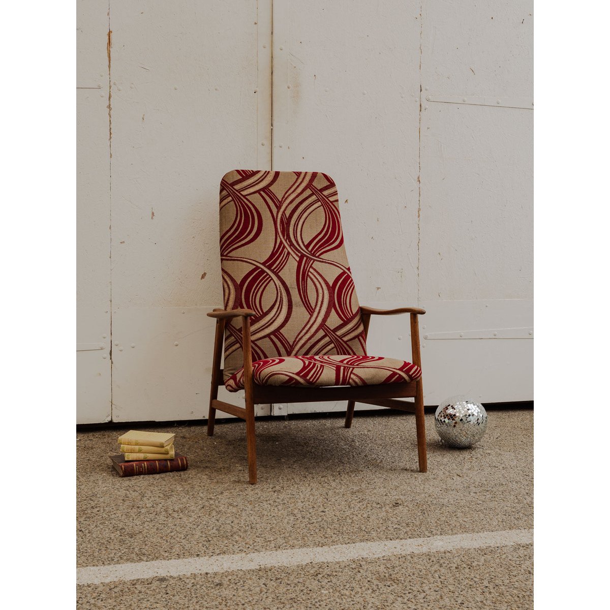 Fauteuil scandinave en bois et tissu à motifs Ernest N°988 - Bon état bois foncé, DEBONGOUT