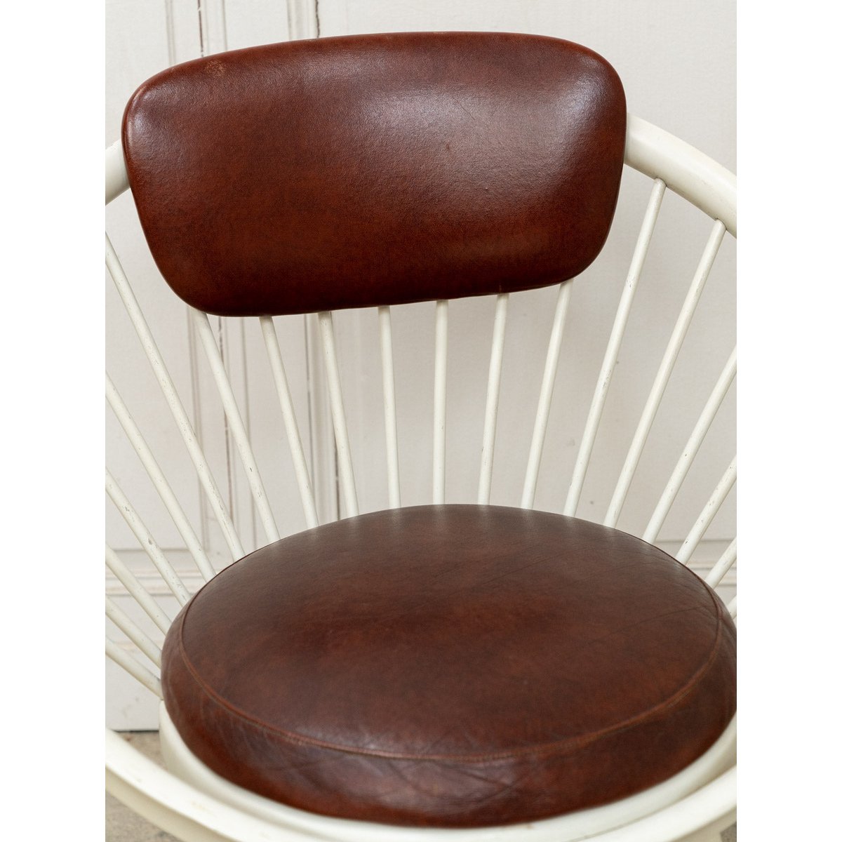 Fauteuil circle en cuir par Yngve Ekström Jakob N°1293 - Bon état blanc, DEBONGOUT
