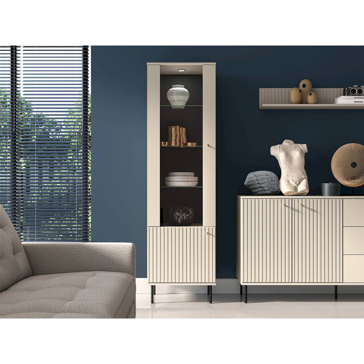 Vitrine haute bois à porte rainurée CALETTO cashmere beige avec poignées dorées et pieds noirs, RECOLLECTION
