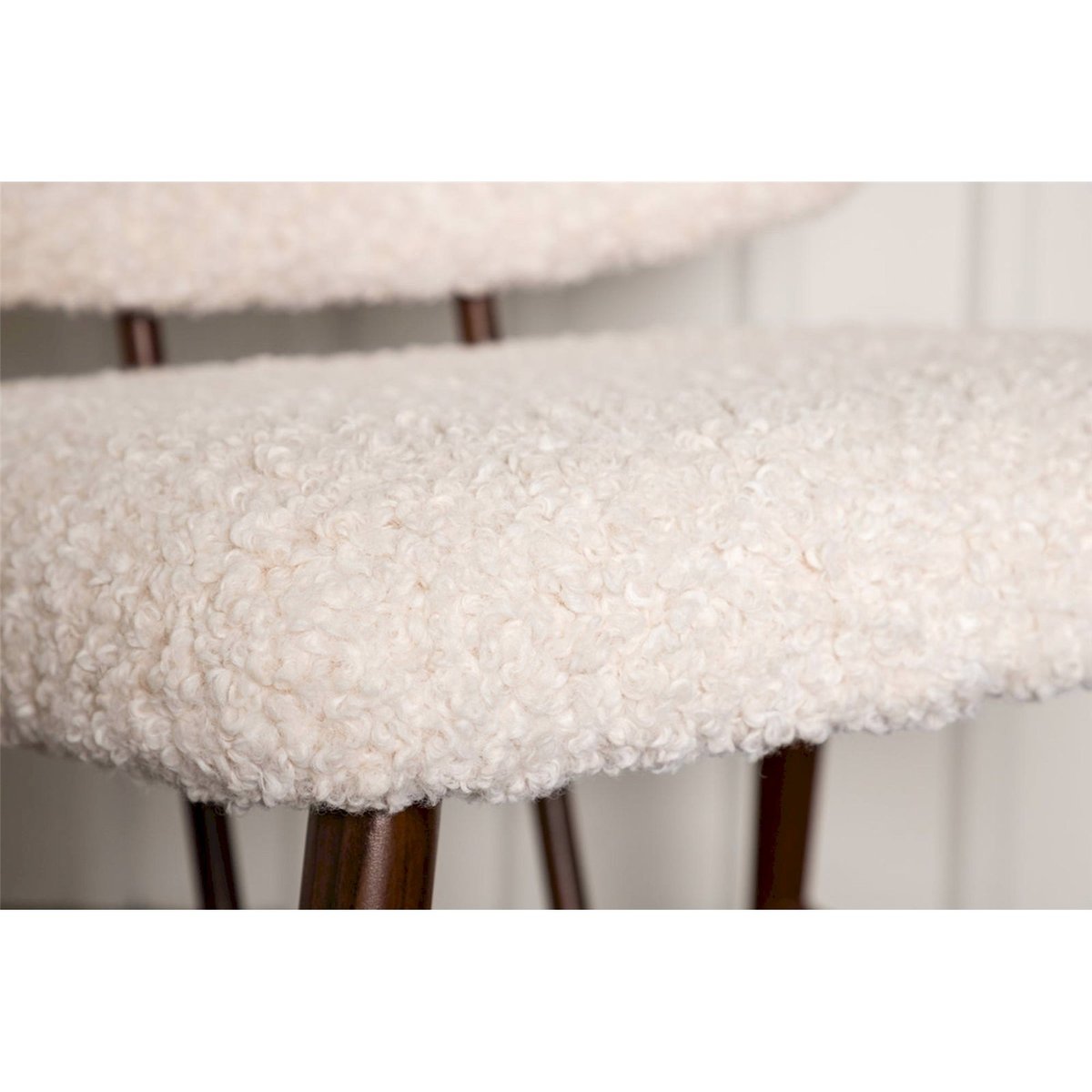 Chaise tapissée collection TUTICE blanc bouclé et bois foncé, RECOLLECTION
