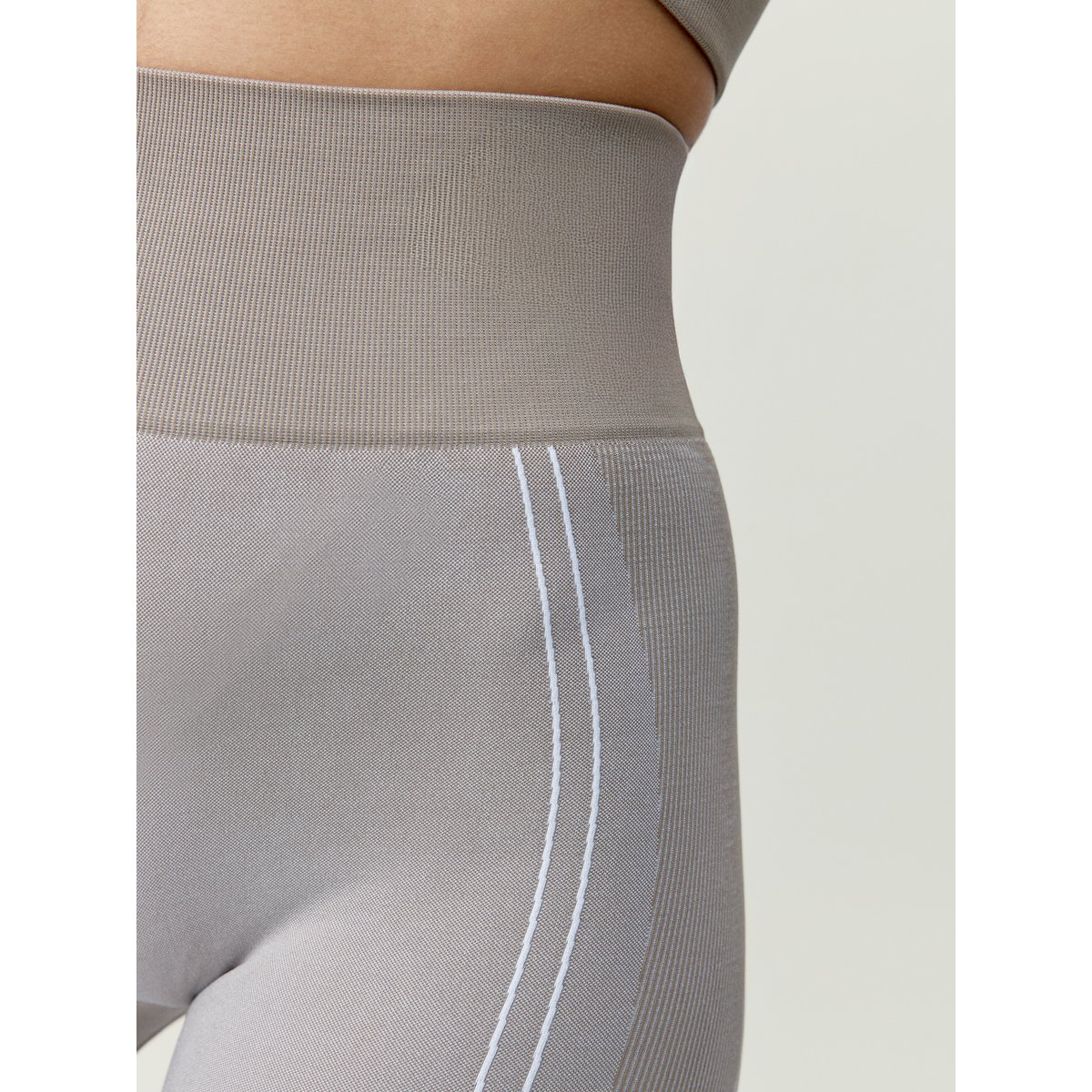 Short de sport femme Cara type cycliste beige/blanc, BORN