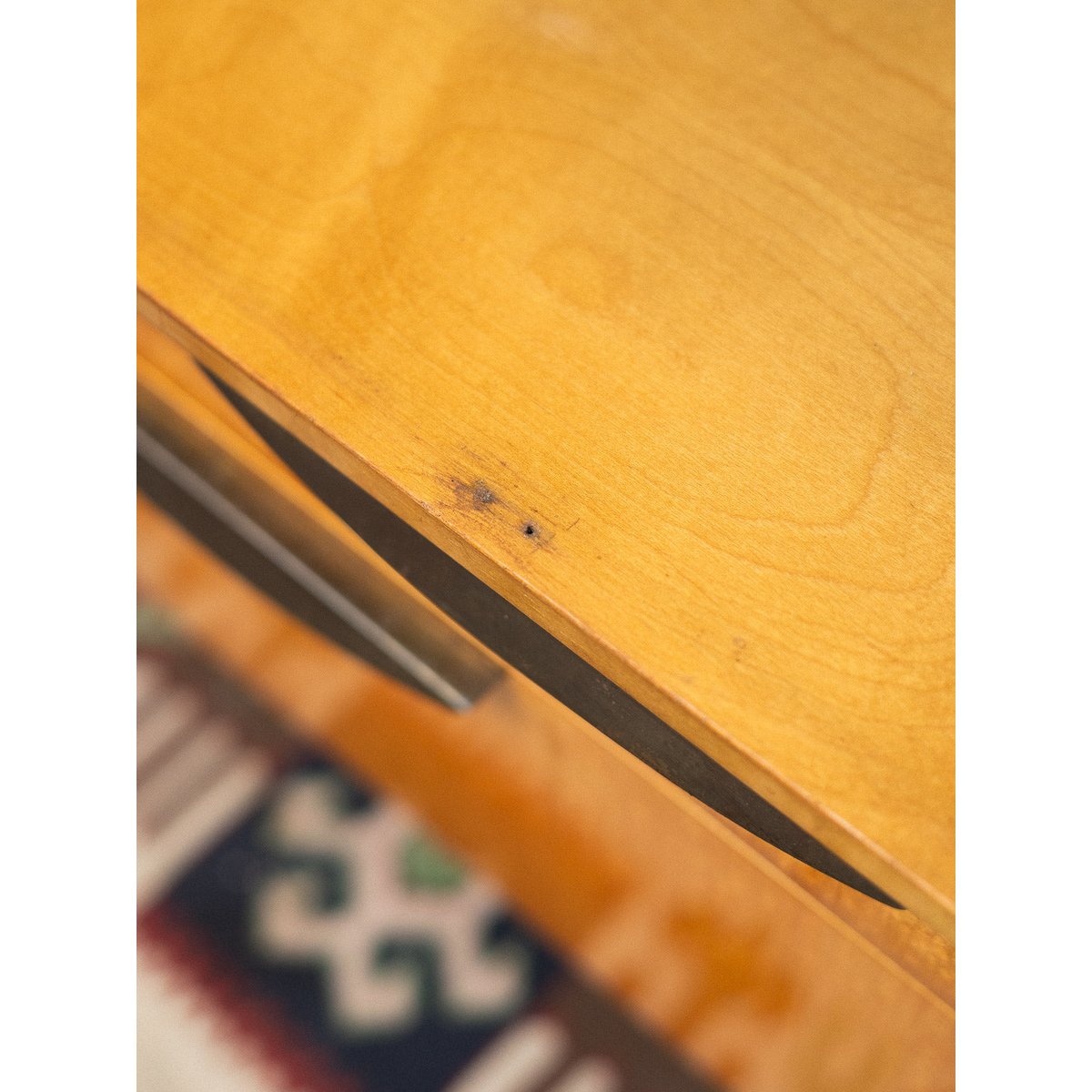 Paire de tables de chevet asymétriques Maïa N°1530 - Bon état bois clair, DEBONGOUT