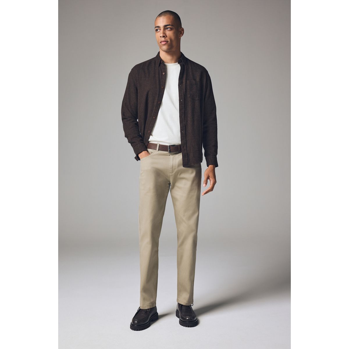 Pantalon avec ceinture coupe droite naturel, NEXT