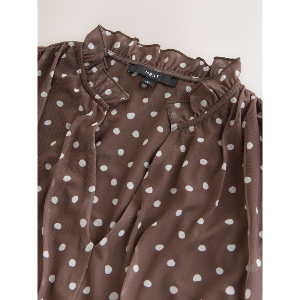 Robe longue imprimée à col v en tulle plissée tache brun chocolat, NEXT