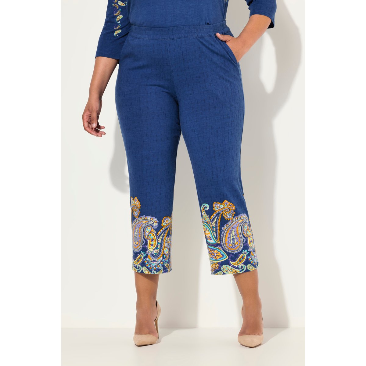Pantalon en jersey 7/8 à jambe droite. Frise pétrole foncé, ULLA POPKEN