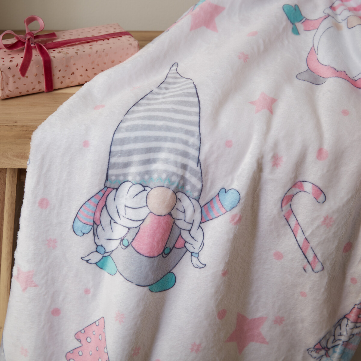 Christmas Festive Gnomes Throw pink, CATHERINE LANSFIELD
