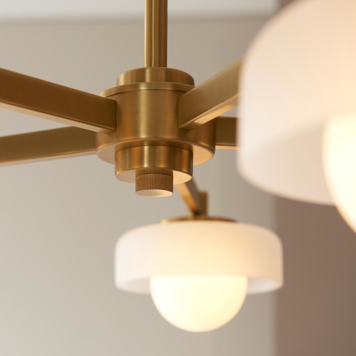 Bellamy 5-Light Opal Glass Pendant Light brass, ÉDITÉ