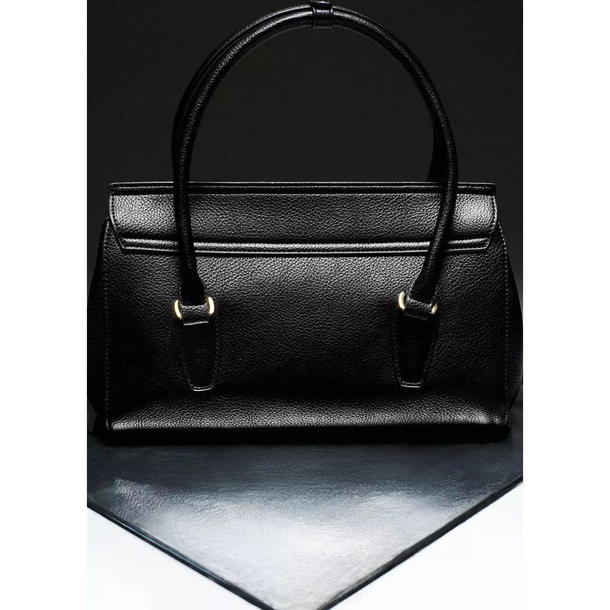 Sac à bandoulière en cuir synthétique avec breloque noir, MANGO