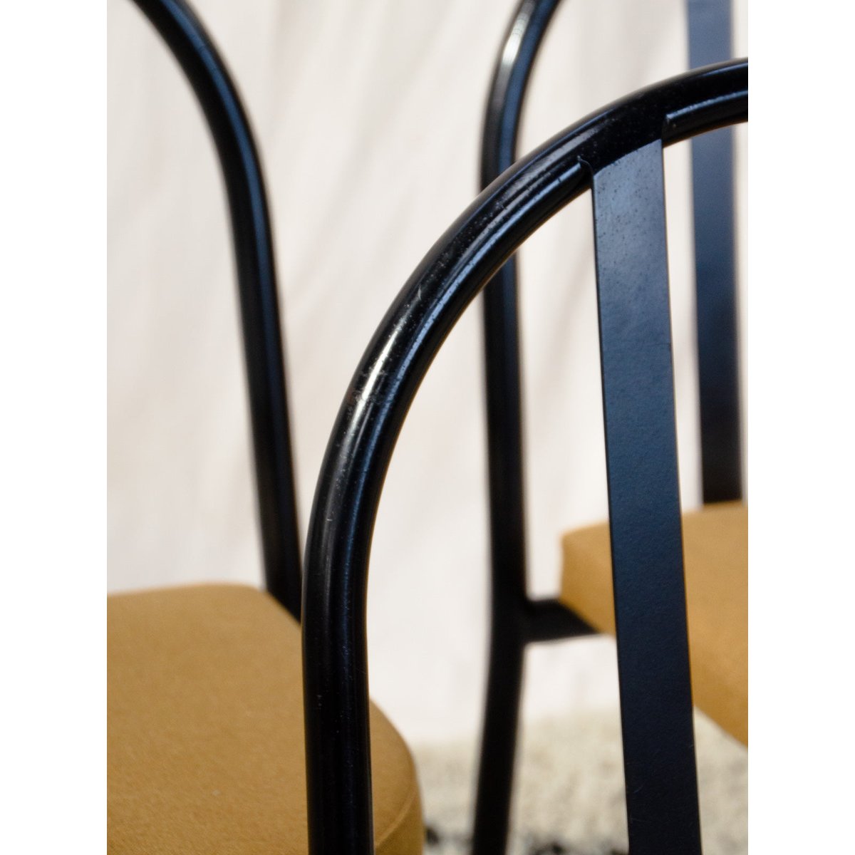 Lot de 4 chaises en métal noir et tissu Alma N°2137 - Bon état noir, DEBONGOUT