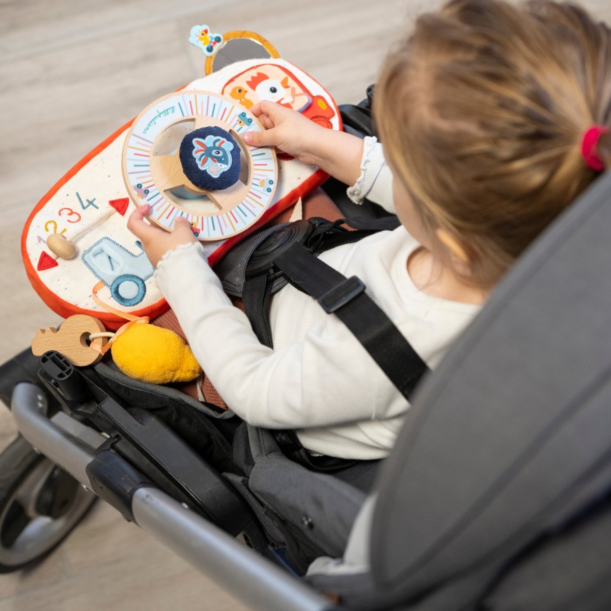 Panneau d'activités Ferme en voiture multicolore, LILLIPUTIENS