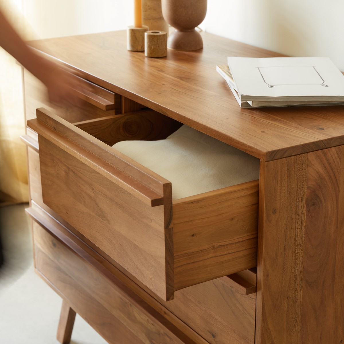 Commode en Acacia massif, NIELS marron foncé, TIKAMOON