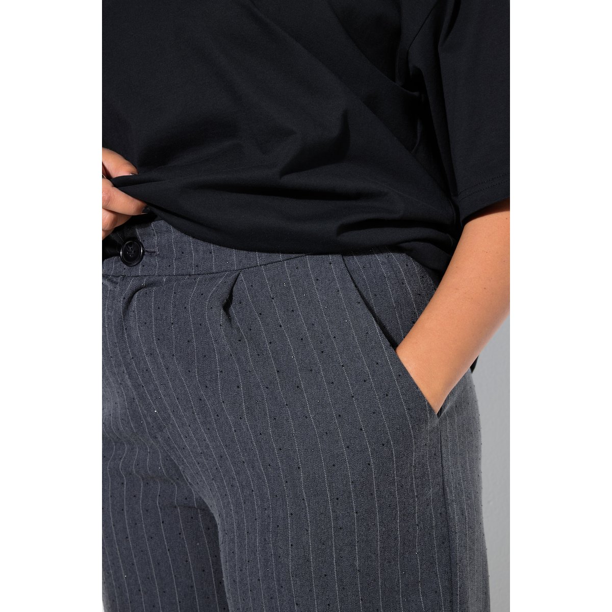 Pantalon à fines rayures gris asphalte, STUDIO UNTOLD
