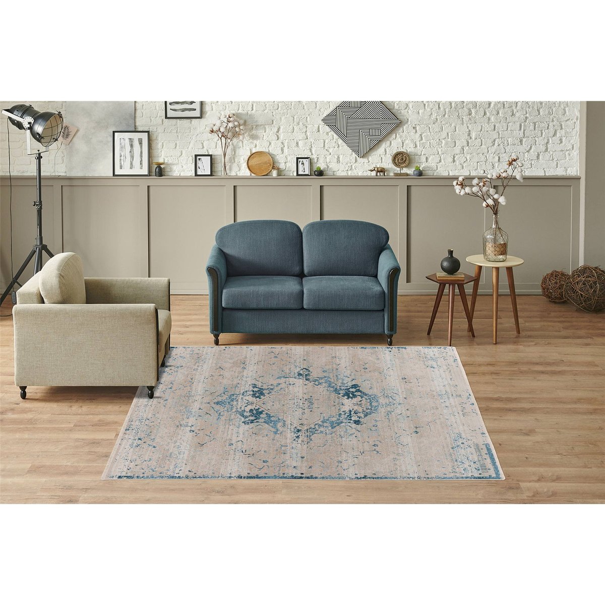 Tapis à poils courts style oriental vintage beige sable et bleu pétrole patiné, ARTE ESPINA
