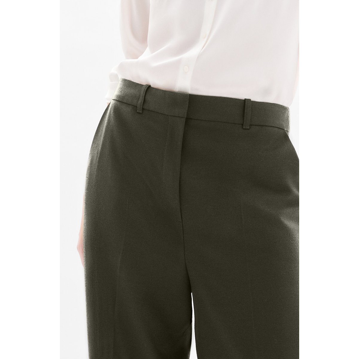 D'accord, si vous avez une demande spécifique ou un sujet en tête, n'hésitez pas à me le dire. Je suis là pour vous aider ! vert kaki, CAROLL