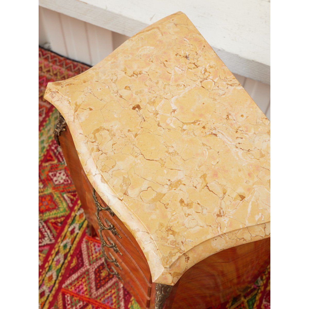 Commode haute en marbre Garance N°696 - Bon état bois clair, DEBONGOUT