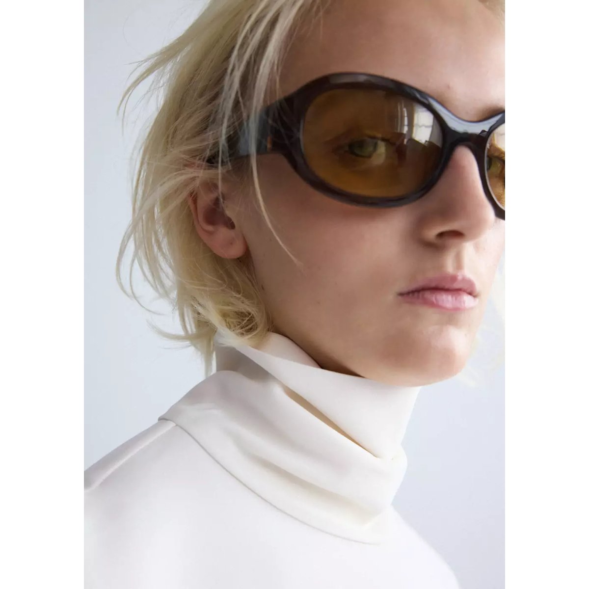 Chemisier col montant asymétrique blanc cassé, MANGO