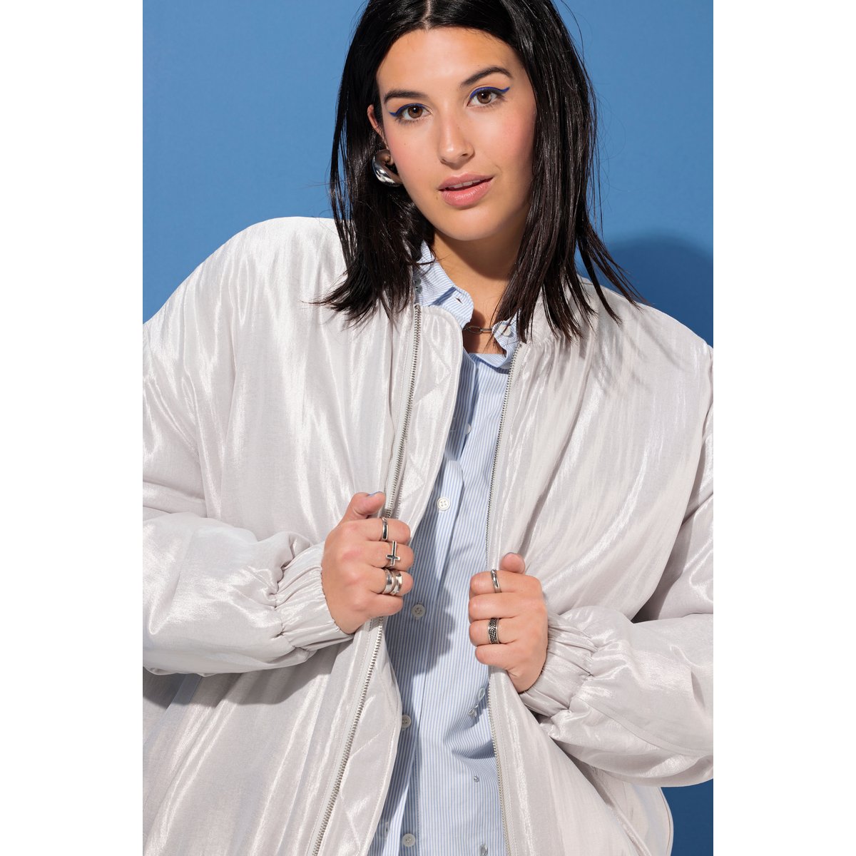 Blouson oversize. Matière brillante argent, STUDIO UNTOLD