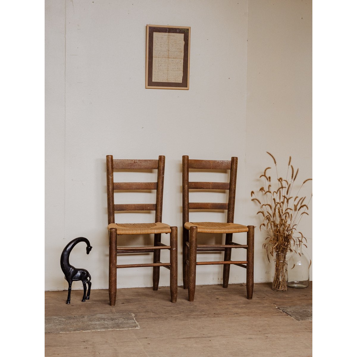 Paire de chaises en bois Claude N°1241 - Bon état bois foncé, DEBONGOUT