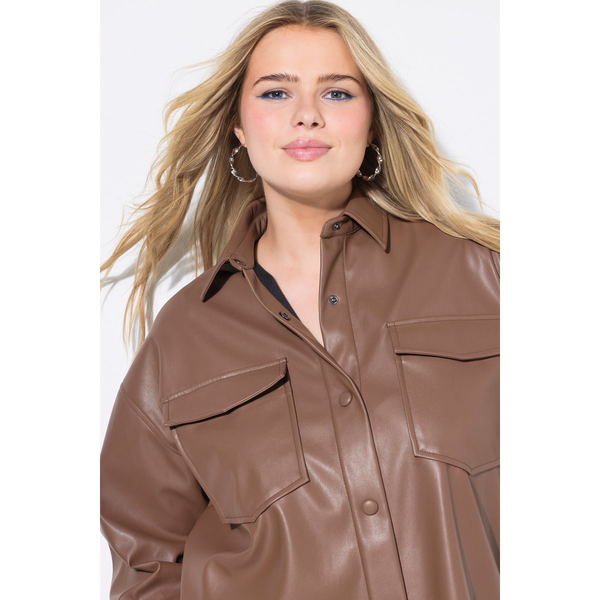 Chemise oversize en simili. Manches longues daim foncé, STUDIO UNTOLD