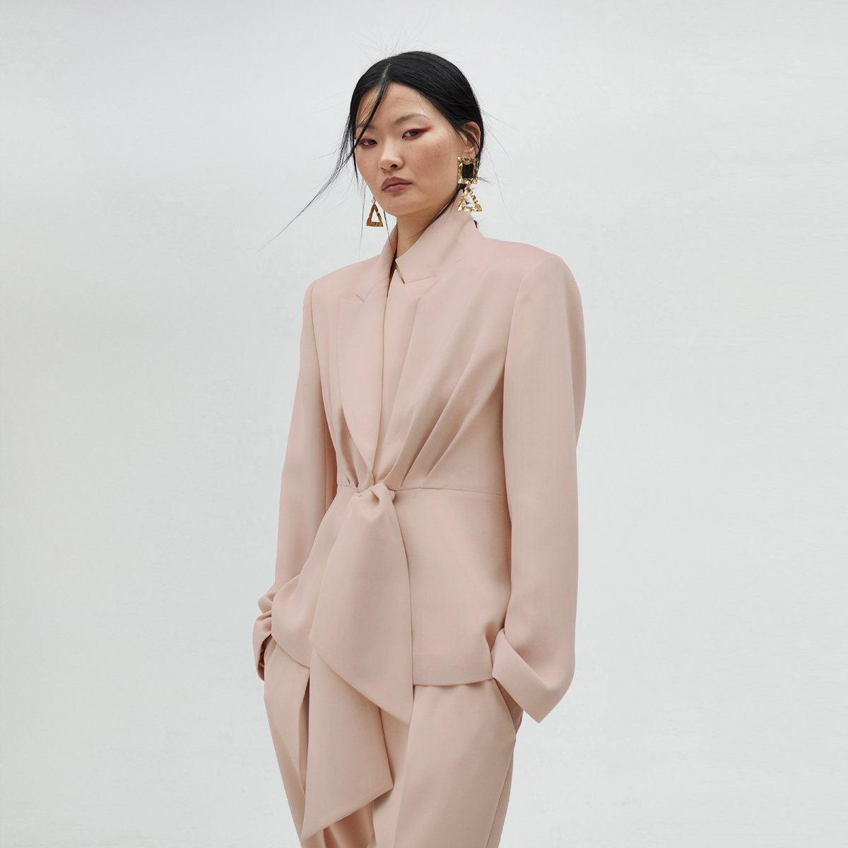 Blazer avec plis et nœud sur le devant nude, LOLA CASADEMUNT