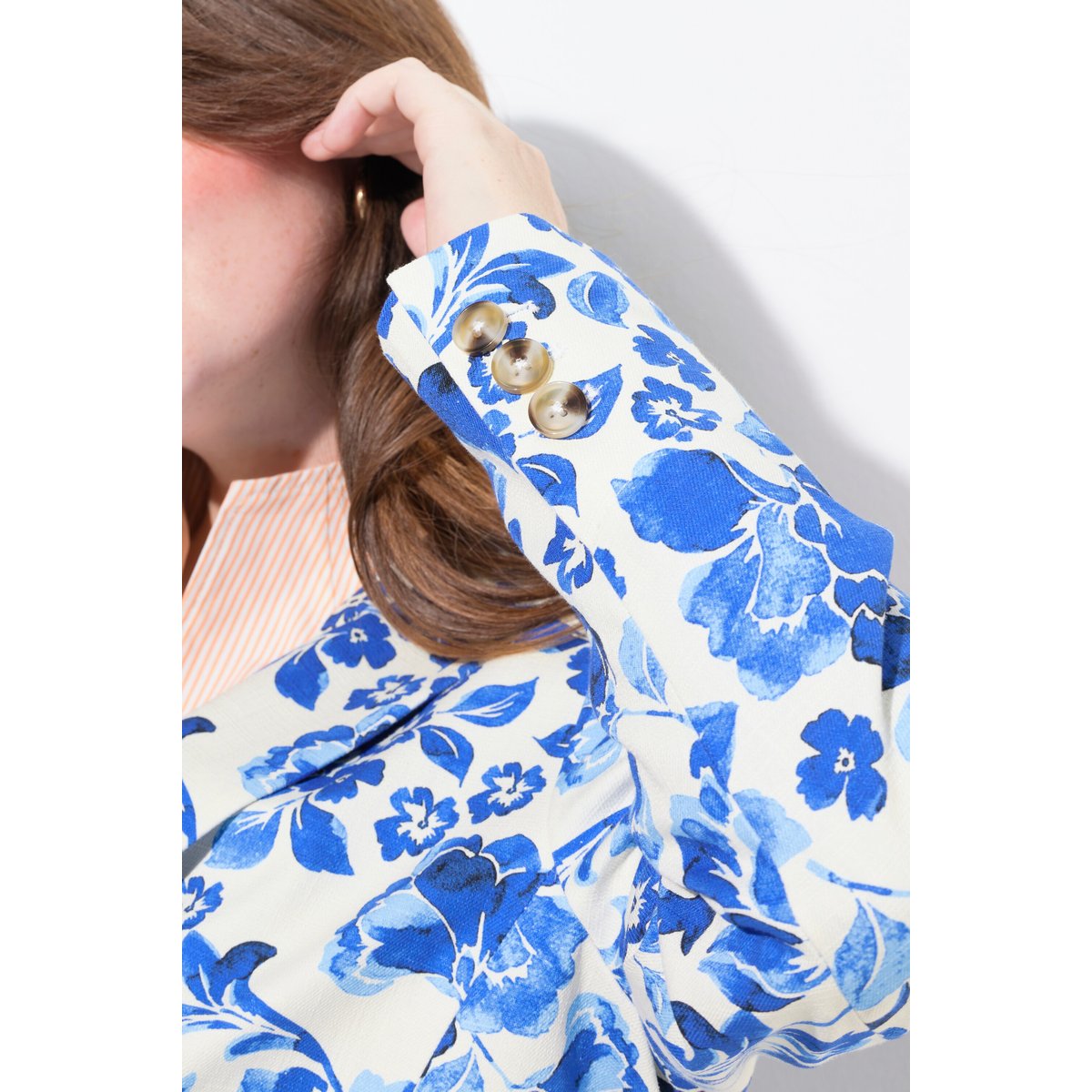 Blazer motif floral. Col à revers et fente bleu roi, ULLA POPKEN