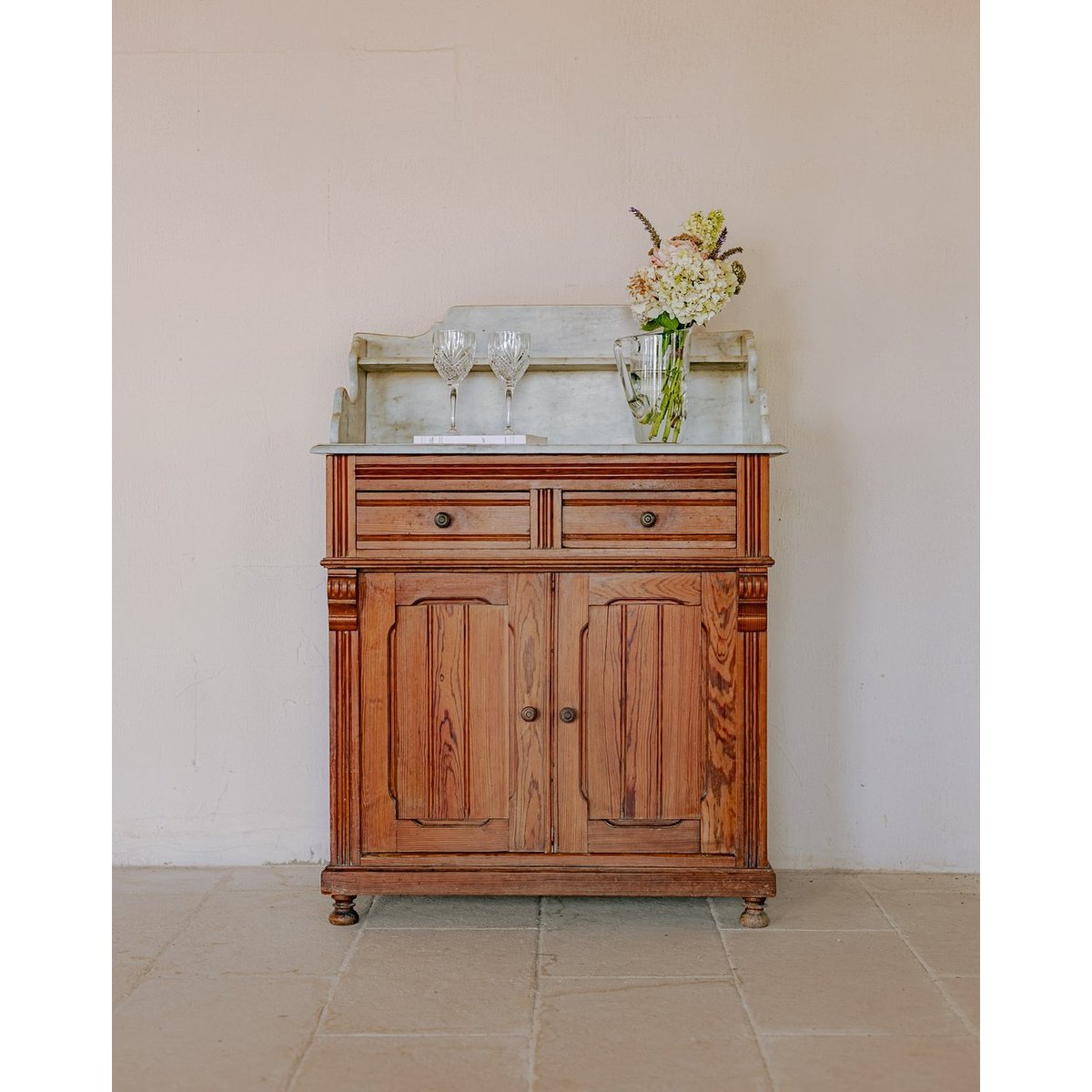 Buffet de rangement avec compartiment en marbre blanc Gilbert N°1714 - Bon état bois foncé, DEBONGOUT