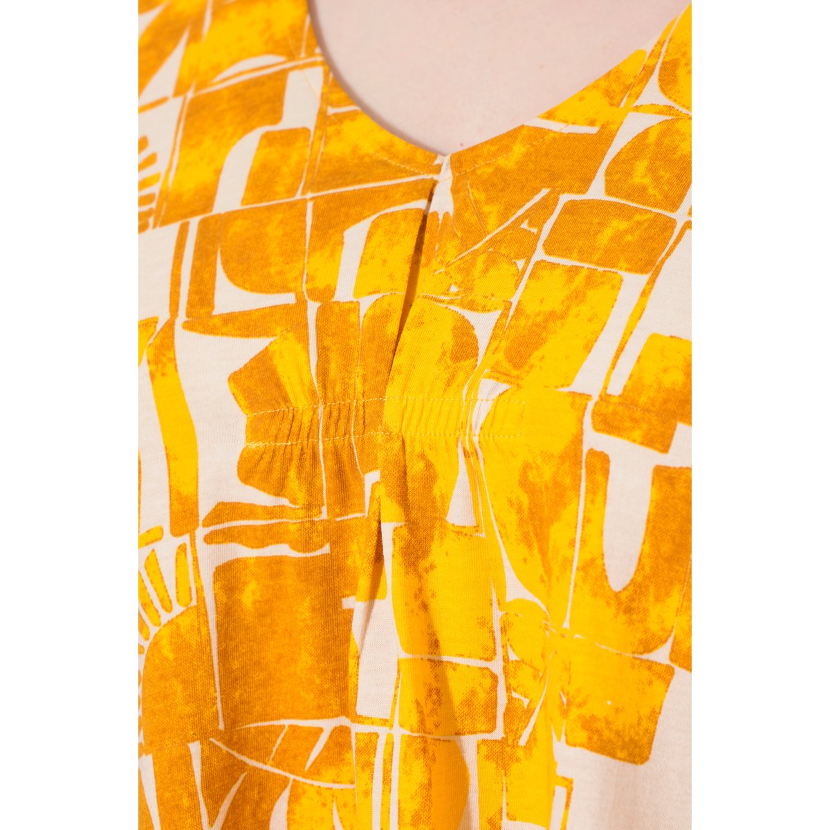 T-shirt en coton bio. Décolleté jaune miel, ULLA POPKEN
