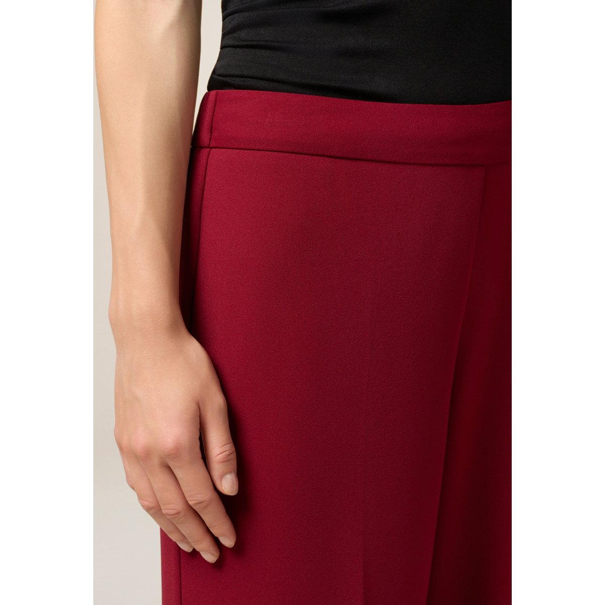 Pantalon palazzo rouge, OLTRE