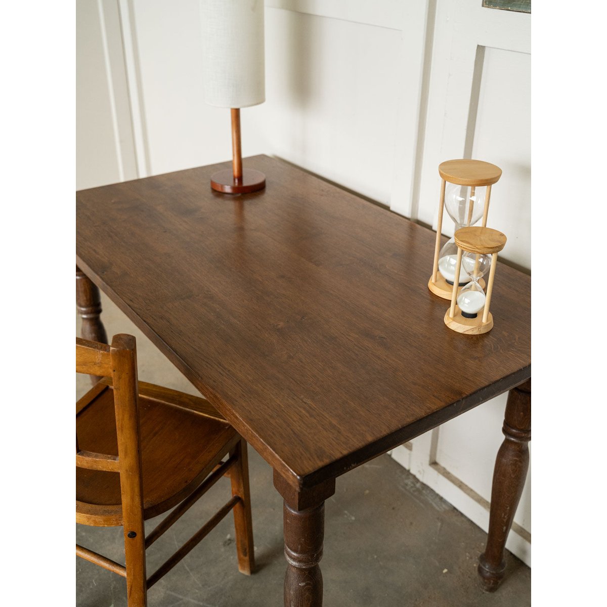 Table à manger en chêne Romy N°1555 - Bon état bois foncé, DEBONGOUT