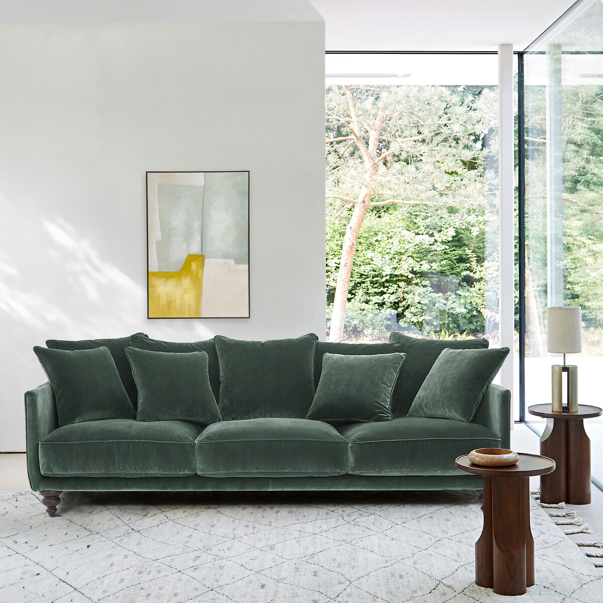 Quelles couleurs subliment un canapé vert foncé ? Nos idées faciles